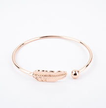 Load image into Gallery viewer, Feather bangle